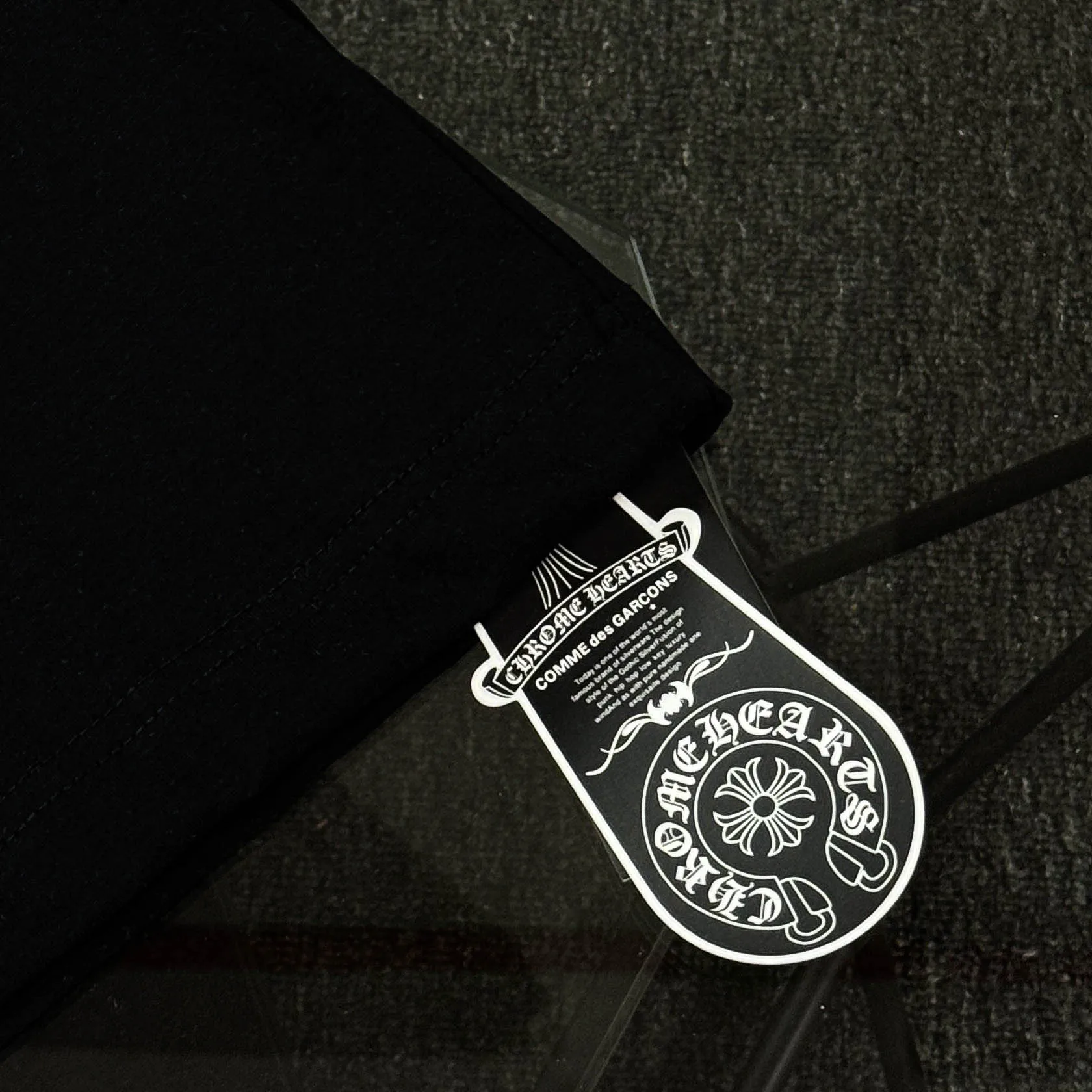 P170 Chrome Hearts Chrome Hearts 25 high-end versions. The fabric is made of 300 grams of high-density pure cotton. It does not deform or shrink. It has three labels. It is the same style for men and women. Technology: Digital printing. Color: White. Black. SIZE: S-XL.